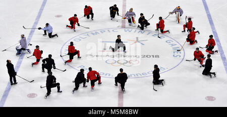 PyeongChang, Südkorea, 24. Feb 2018. Gangneung, Südkorea. 24 Feb, 2018. Deutsche hockey Trainer Marco Sturm (L) beobachtet eine Schulung der Deutschen Mannschaft an Kwandong-Hockey-Zentrum in Tainan, Südkorea, 24. Februar 2018. Credit: Peter Kneffel/dpa/Alamy leben Nachrichten Stockfoto