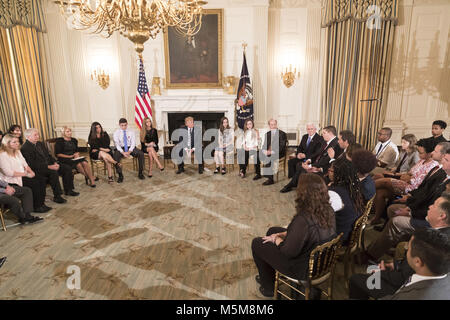 Präsident Donald J. Trumpf, durch Vice President Mike Pence beigetreten sind, beteiligt sich an einer Listening Session mit High School Schüler, Eltern und Lehrer zu gun Gewalt an Schulen diskutieren, Mittwoch, 21. Februar 2018, in dem Staat, Esszimmer im Weißen Haus in Washington, D.C Personen: Präsident Donald Trump, Vice President Mike Pence Stockfoto