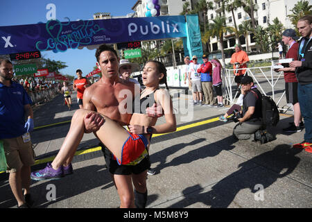 Florida, USA. 24 Feb, 2018. Eva EDELHEIT | Zeiten. Weiblich 5 K Sieger Lydia Friedman von ihrem Vater, Ryan, durchgeführt wird (BITTE PRÜFEN SIE DIESEN NAMEN NACH LISTE IST WIEDER UP-RUNNER 435) nach Lydia überquerte die Ziellinie und während der gasparilla Abstand Klassiker am Samstag, 24. Februar 2018 zusammenbrach. Credit: Eve Edelheit/Tampa Bay Zeiten/ZUMA Draht/Alamy leben Nachrichten Stockfoto
