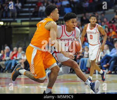 Februar 24, 2018; Oxford, MS, USA; Ole Miss Rebels Guard, Breein Tyree (4), fährt gegen die Tennessee Verteidigung zu reifen. Die Freiwilligen führen die Ole Miss Rebels, 41-26, im Pavillon am Ole' Fräulein Kevin Lanlgey/CSM Stockfoto