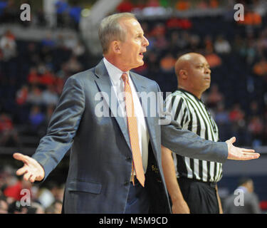 Februar 24, 2018; Oxford, MS, USA; Tennessee Volunteers Haupttrainer, Rick Barnes, an der Seitenlinie am Ole' Fräulein. Die Freiwilligen die Ole Miss Rebels, 41-26, im Pavillon am Ole' Fräulein Kevin Lanlgey/CSM führen. Stockfoto