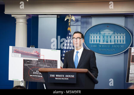 Washington, DC, 23. Februar 2018, USA: US-Finanzminister, Steven Mnchin kündigt an, dass sich alle Unternehmen, die Waffen liefert, um Nordkorea aus der Geschäftstätigkeit mit den Vereinigten Staaten während einer Pressekonferenz im Weißen Haus abgehalten werden. Patsy Lynch/Alamy Stockfoto