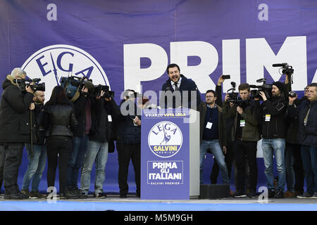 Mailand, Italien, 24. Feb 2018. Matteo Salvini Partei Lega Nord Rallye während der italienischen Wahlkampf. Manifestazione Lega Nord Foto Daniele Buffa Bild/Insidefoto Credit: insidefoto Srl/Alamy leben Nachrichten Stockfoto