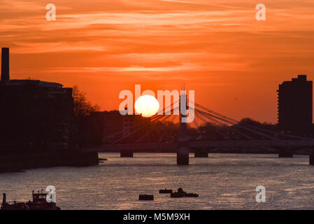 Chelsea Bridge, London, UK. 24. Februar 2018. Die Sonnenuntergänge über die Albert Bridge und die Themse. Stockfoto