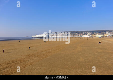 Weston-super-Mare, Großbritannien. 24. Februar, 2018. UK Wetter: Wanderer nehmen an den Strand an einem sonnigen Nachmittag mit einem kalten Ostwind. Keith Ramsey/Alamy leben Nachrichten Stockfoto