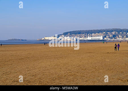 Weston-super-Mare, Großbritannien. 24. Februar, 2018. UK Wetter: Wanderer nehmen an den Strand an einem sonnigen Nachmittag mit einem kalten Ostwind. Keith Ramsey/Alamy leben Nachrichten Stockfoto