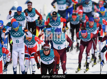 Pyeongchang, Südkorea. 24 Feb, 2018. Skifahrer beginnen, das 50 km Rennen in Pyeongchang, Südkorea, 24. Februar 2018. Credit: Hendrik Schmidt/dpa-Zentralbild/dpa/Alamy leben Nachrichten Stockfoto