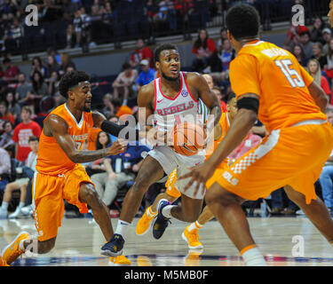 Februar 24, 2018; Oxford, MS, USA; Ole Miss Rebels guard Deandre Burnett (1), fährt bis er Hoop gegen die Tennessee Verteidigung. Die Freiwilligen besiegte die Ole Miss Rebels, 73-65, im Pavillon am Ole' Fräulein Kevin Lanlgey/CSM Stockfoto