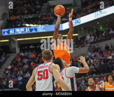 Februar 24, 2018; Oxford, MS, USA, Tennessee, Admiral Schofield (5), geht oben für den Jumper als Ole Miss Verteidigung versucht zu verteidigen. Die Freiwilligen besiegte die Ole Miss Rebels, 73-65, im Pavillon am Ole' Fräulein Kevin Lanlgey/CSM Stockfoto