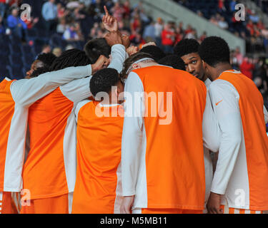 Februar 24, 2018; Oxford, MS, USA; Tennessee Freiwilliger sammeln für ein Gebet vor dem Spiel gegen Ole Fräulein. Die Freiwilligen besiegte die Ole Miss Rebels, 73-65, im Pavillon am Ole' Fräulein Kevin Lanlgey/CSM Stockfoto