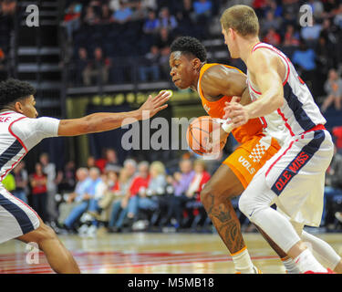 Februar 24, 2018; Oxford, MS, USA, Tennessee, Admiral Schofield (5), fährt zum Hoop gegen die Ole Miss Verteidigung. Die Freiwilligen besiegte die Ole Miss Rebels, 73-65, im Pavillon am Ole' Fräulein Kevin Lanlgey/CSM Stockfoto