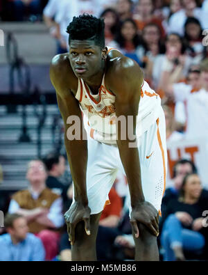 Feb 24, 2018. Mohamed Bamba #4 der Texas Longhorns in Aktion die Oklahoma State Cowboys am Frank Erwin Center in Austin Texas vs. Texas Niederlagen Oklahoma State 65-64. Robert Backman/Cal Sport Media. Stockfoto