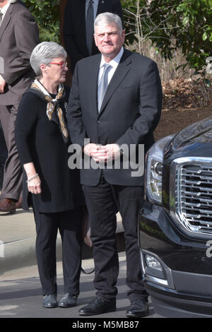 Charlotte, NC, USA. 24. Feb 2018. Billy Graham's Sohn, Franklin Graham, eine Frau Jean, erhalten die Überreste der Reverend Billy Graham durch zeremonielle Wagenkolonne von Asheville, NC, die Billy Graham Library heute geholt in Charlotte. Rev. Graham starb am 21. Februar im Alter von 99. Er wird an diesem Standort am 2. März Kredit begraben werden: Schloss Bilder/Alamy Leben Nachrichten. Stockfoto