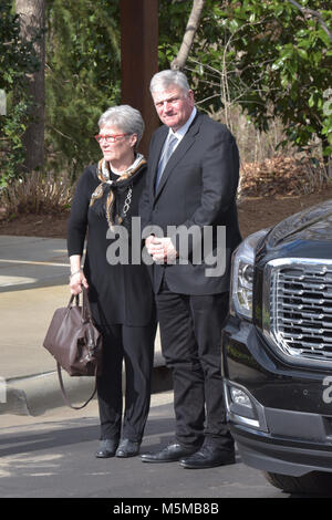 Charlotte, NC, USA. 24. Feb 2018. Billy Graham's Sohn, Franklin Graham, und Frau Jean erhalten die Überreste der Reverend Billy Graham durch zeremonielle Wagenkolonne von Asheville, NC, die Billy Graham Library heute geholt in Charlotte. Rev. Graham starb am 21. Februar im Alter von 99. Er wird an diesem Standort am 2. März Kredit begraben werden: Schloss Bilder/Alamy Leben Nachrichten. Stockfoto