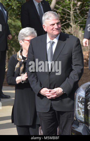 Charlotte, NC, USA. 24. Feb 2018. Billy Graham's Sohn, Franklin Graham, erhält die Überreste der Reverend Billy Graham durch zeremonielle Wagenkolonne von Asheville, NC, die Billy Graham Library heute geholt in Charlotte. Rev. Graham starb am 21. Februar im Alter von 99. Er wird an diesem Standort am 2. März Kredit begraben werden: Schloss Bilder/Alamy Leben Nachrichten. Stockfoto