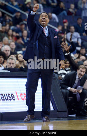 Washington, DC, USA. 24 Feb, 2018. 20180224 - Vorsehung Haupttrainer ED Cooley leitet sein Team gegen Georgetown in der zweiten Hälfte in der Hauptstadt zu einer Arena in Washington. Credit: Chuck Myers/ZUMA Draht/Alamy leben Nachrichten Stockfoto