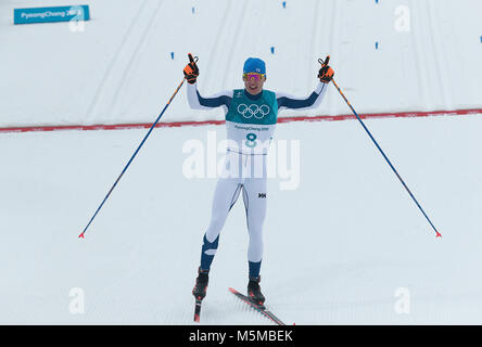 Pyeongchang, Südkorea. 24 Feb, 2018. Cross Country skier IIVO NISKANEN von Finnland feiert nach dem Gewinn der Gold meda in der Langlauf Männer 50 km Massenstart klassisch PyeongChang 2018 Winter-olympischen Spiele bei Alpensia Langlauf Center. Credit: Paul Kitagaki jr./ZUMA Draht/Alamy leben Nachrichten Stockfoto