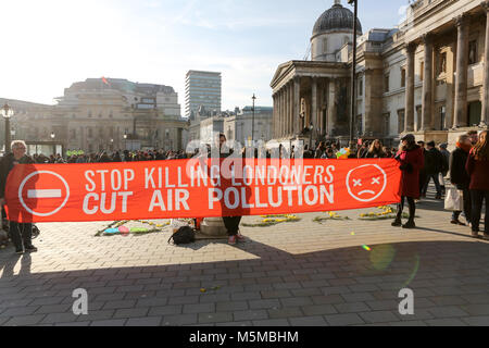 London, Großbritannien. 24 Feb, 2018. Die Demonstranten versammeln sich am Trafalgar Square ihre Unterstützung für saubere Luft und die Gesundheit und das Wohlbefinden der Menschen in diesem London zu zeigen. Penelope Barritt/Alamy leben Nachrichten Stockfoto