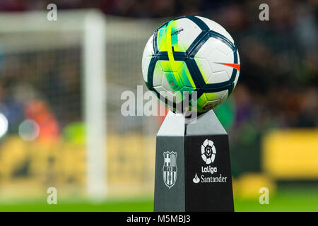 Barcelona, Spanien. 24 Feb, 2018. Die Liga Santander Ball vor dem Spiel zwischen dem FC Barcelona gegen Girona, für die Runde 25 der Liga Santander, spielte im Camp Nou Stadion am 24. Februar 2018 in Barcelona, Spanien. Credit: Gtres Información más Comuniación auf Linie, S.L./Alamy leben Nachrichten Stockfoto