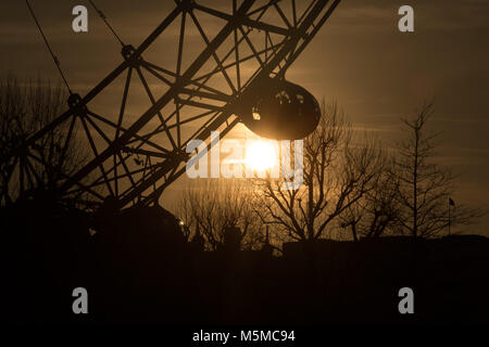 London, Großbritannien. 24. Februar, 2018. London Eye, London, UK. 24. Februar 2018. Die Sonne hinter dem London Eye. . Quelle: Carol Moir/Alamy Leben Nachrichten. Stockfoto