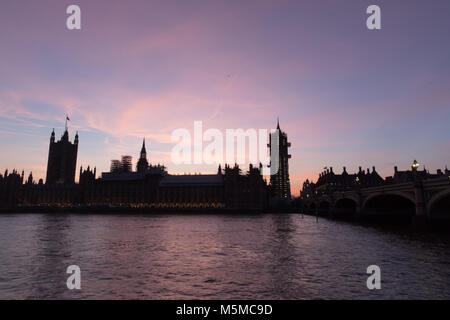 London, Großbritannien. 24. Februar, 2018. Häuser des Parlaments und Big Ben, London, UK. 24. Februar 2018. Pink skies nach einem schönen Sonnenuntergang. Quelle: Carol Moir/Alamy Leben Nachrichten. Stockfoto