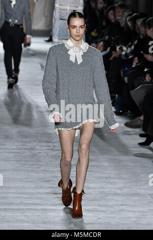 Mailand, Italien. 24 Feb, 2018. Mailand Woman's Fashion Week Herbst Winter 2019. Milano Moda Donna Herbst Winter 2019. Philosophie Fashion Show Bild: Modell Credit: Unabhängige Fotoagentur/Alamy leben Nachrichten Stockfoto