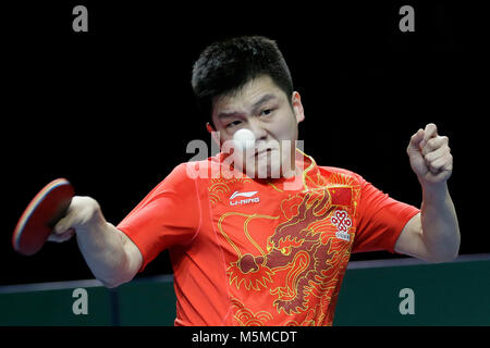 London, Großbritannien. 24 Feb, 2018. Ventilator Zhendong von China liefert den Ball im Halbfinale gegen Liam Pickford von England während der ittf Team World Cup am Kupfer, Arena in London, Großbritannien am 24.02.2018. Ventilator gewann 3-1 und das Team China in die Endrunde durch Besiegen team England mit 3-0 insgesamt erweitert. Quelle: Tim Irland/Xinhua/Alamy leben Nachrichten Stockfoto