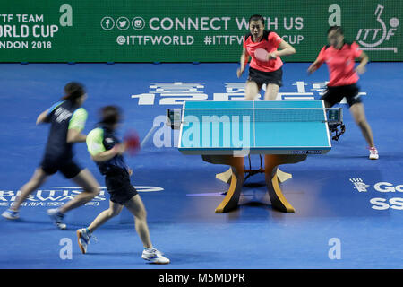 London, Großbritannien. 24 Feb, 2018. Liu Shiwen (1. R) und Ding Ning (2. R) der China konkurrieren gegen Soo Wai Yam Minnie und Ng Wing Nam von China Hong Kong im Halbfinale bei der ITTF Team World Cup am Kupfer, Arena in London, Großbritannien am 24.02.2018. Quelle: Tim Irland/Xinhua/Alamy leben Nachrichten Stockfoto