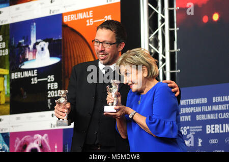 Berlin, Deutschland. 24. Februar, 2018. Sieger silber tragen Alfred-Bauer-Preis für Marcelo Martinessi für Las herederas (die Erbinnen) durch Stockfoto