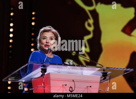 Berlin, Deutschland. 24 Feb, 2018. Schauspielerin Ana Brun erhält den Silbernen Bären für die beste Darstellerin Award für "Die Erbinnen" im Rahmen der Preisverleihung der 68. Internationalen Filmfestspiele Berlin, in Berlin, Deutschland, am 24.02.2018. Credit: Shan Yuqi/Xinhua/Alamy leben Nachrichten Stockfoto