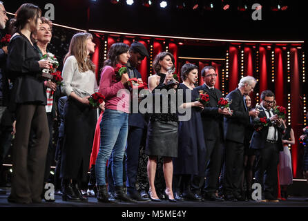 Berlin, Deutschland. 24 Feb, 2018. Gewinner posieren für Fotos, die während der Preisverleihung der 68. Internationalen Filmfestspiele Berlin, in Berlin, Deutschland, am 24.02.2018. Credit: Shan Yuqi/Xinhua/Alamy leben Nachrichten Stockfoto