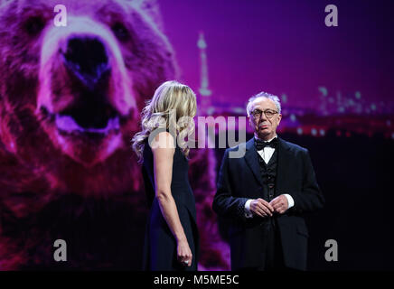 Berlin, Deutschland. 24 Feb, 2018. Direktor der Internationalen Filmfestspiele Berlin, Dieter Kosslick (R) besucht die Preisverleihung der 68. Internationalen Filmfestspiele Berlin, in Berlin, Deutschland, am 24.02.2018. Credit: Shan Yuqi/Xinhua/Alamy leben Nachrichten Stockfoto