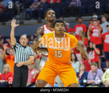 Februar 24, 2018; Oxford, MS, USA, Tennessee, Derrick Walker (15), wartet für den rückstoß als Ole Miss Verteidigung wartet eng hinter sich. Die Freiwilligen besiegte die Ole Miss Rebels, 73-65, im Pavillon am Ole' Fräulein Kevin Lanlgey/CSM Stockfoto