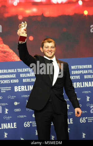 Berlin, Deutschland. 24. Februar, 2018. Anthony Bajon, winnder von "Silberner Bär für den Besten Darsteller" Anthony Bajon in "La prière" (das Gebet), 68. Berlinale, Film; Berlin, Deutschland. 24. Februar, 2018. Mit: Anthony Bajon, Pressekonferenz im Grand Hyatt Hotel in Berlin/Deutschland, 68. Berlinale, "Credits: T.O. Bilder/Alamy Live News" Stockfoto