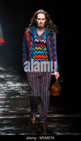 Mailand, Italien. 24 Feb, 2018. Ein model präsentiert eine Kreation von Missoni Herbst/Winter 18/19 Damen und Herren Kollektion in Mailand auf der Modewoche in Mailand, Italien, 24.02.2018. Credit: Jin Yu/Xinhua/Alamy leben Nachrichten Stockfoto