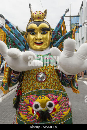 Christchurch, Canterbury, Neuseeland. 25 Feb, 2018. Das Chinesische Neue Jahr des Hundes gefeiert wird mit einer Parade mit Pandas, Drachen, Löwen und anderen farbenfrohen Kostüme. Credit: PJ Heller/ZUMA Draht/Alamy leben Nachrichten Stockfoto