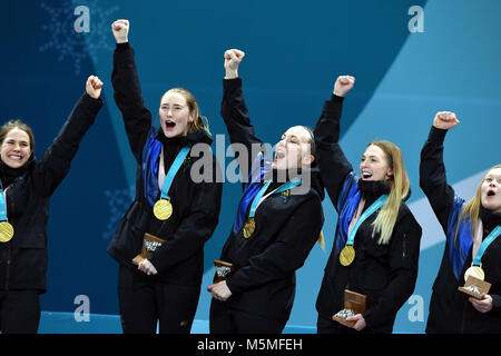 Pyeongchang, Südkorea. 25 Feb, 2018. Goldmedaillenträger team Schweden Feiern während der siegerehrung der Frauen Curling bei den Olympischen Winterspielen 2018 PyeongChang an Gangneung Curling Center, Gangnueng, Südkorea, Jan. 25, 2018. Quelle: Ma Ping/Xinhua/Alamy leben Nachrichten Stockfoto