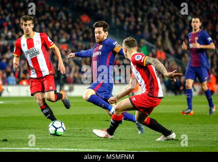 Barcelona, Spanien. 24 Feb, 2018. Barcelonas Lionel Messi (2. L) konkurriert während der spanischen Liga Match zwischen Barcelona und Girona in Barcelona, Spanien, am 24.02.2018. Barcelona gewann 6-1. Credit: Joan Gosa/Xinhua/Alamy leben Nachrichten Stockfoto