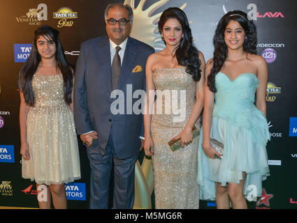 Macau, Macau, China. 6. Juli, 2013. Der SAR Macau, China: DATEI BILD. Bollywood Star Sridevi Kapoor Tote am 54. Sridevi (2. R) auf dem roten Teppich mit ihrem Ehemann Filmproduzent Boney Kapoor (2 L) und Kinder Khushi Kapoor (L) und Jhanvi Kapoor (R) auf der 14. International Indian Film Academy (IIFA) im Venetian Macau 6. Juli 2013. Credit: Jayne Russell/ZUMA Draht/Alamy leben Nachrichten Stockfoto