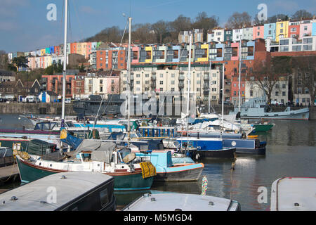 Docks und Bristol Harbourside, Marina, Stadtzentrum, die Matthäus (alte hölzerne Schiff), die alten Kräne, farbigen Reihenhäusern, Clifton Suspension Bridge Stockfoto