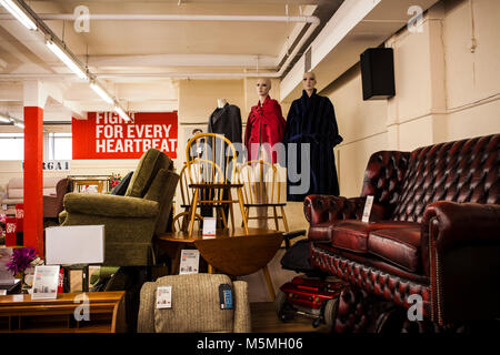 Möbel, Ware House Gang, einige Szene in Sparsamkeitspeicher. - verwischt. Verkauf. Möbel shop, Nächstenliebe hacken. Stockfoto