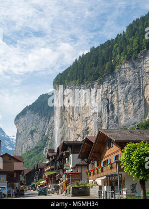 Lauterbrunnen Häuser und Staubbachfall Stockfoto