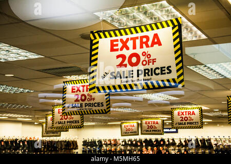 Ansicht einer Verkaufsförderung 20 Fliegen über im Shop-Shopping Konzept. Stockfoto