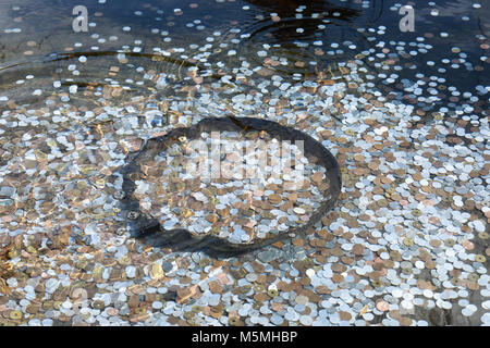 Münzen in einem Teich in für gutes Glück geworfen Stockfoto