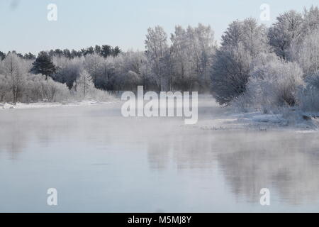 Wunderschöne Landschaft River Bank in kalten Wintertag fallen/ Schnee und Rauhreif aussehen wie märchenhaften Ort Stockfoto