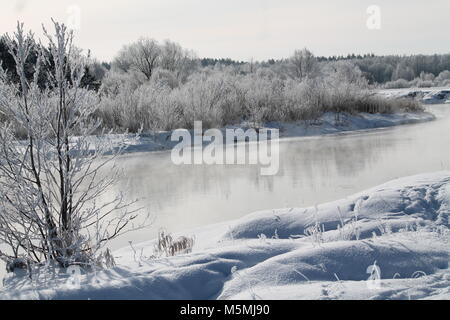 Wunderschöne Landschaft River Bank in kalten Wintertag fallen/ Schnee und Rauhreif aussehen wie märchenhaften Ort Stockfoto