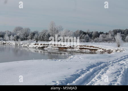 Wunderschöne Landschaft River Bank in kalten Wintertag fallen/ Schnee und Rauhreif aussehen wie märchenhaften Ort Stockfoto
