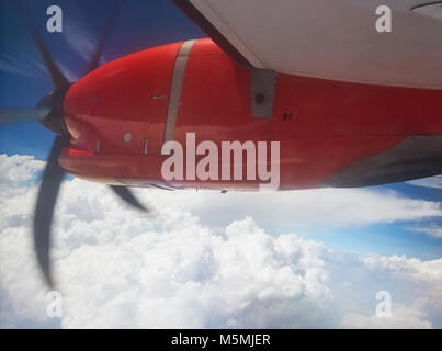 Modernes Flugzeug Propeller in Wolken und blauer Himmel Stockfoto