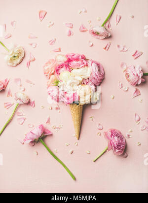 Waffel Kegel mit rosa und weißen buttercup Blumen Stockfoto