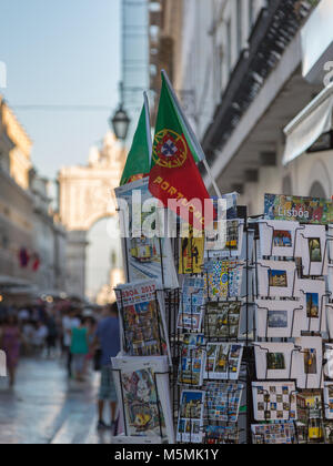 Postkarten und Nationalflagge im Aussteller- und Rua Augusta Arch im Hintergrund in Lissabon Shop Stockfoto